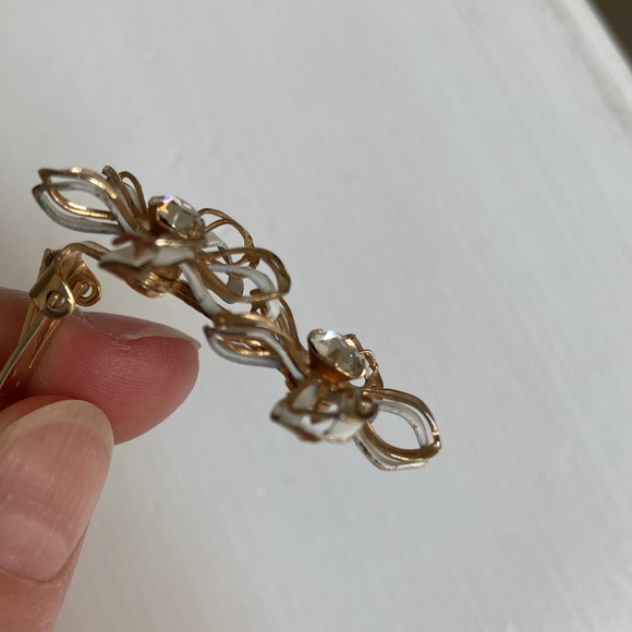 Vintage Clip on Floral Earrings, White and Gold floral layers - Picture 4 of 6